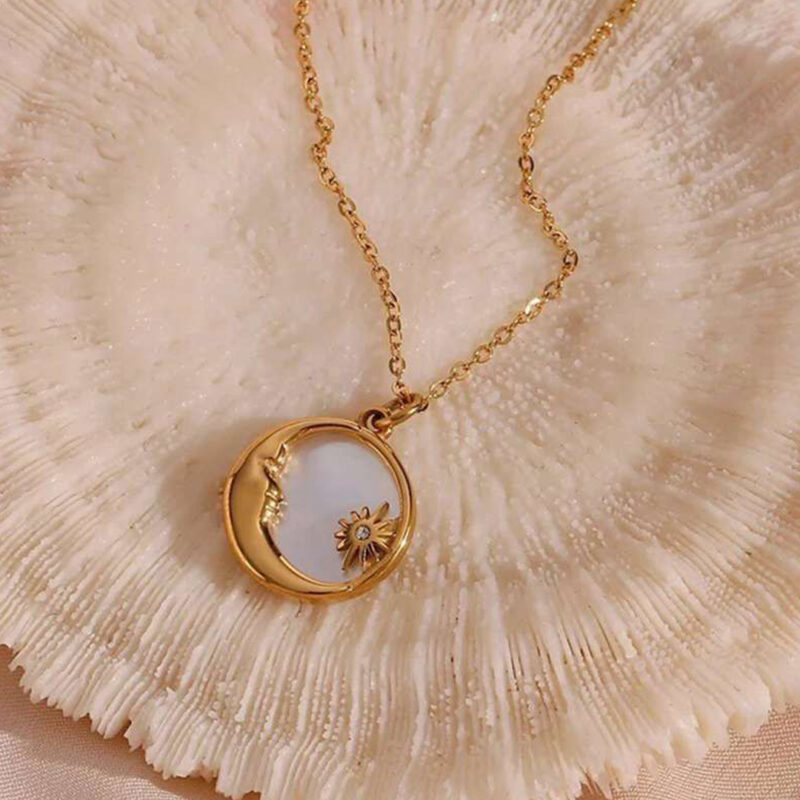WHITE CIRCLE PENDANT