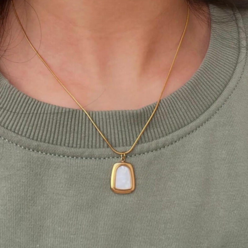 WHITE AND GOLD ELEGANT PENDANT - Image 2