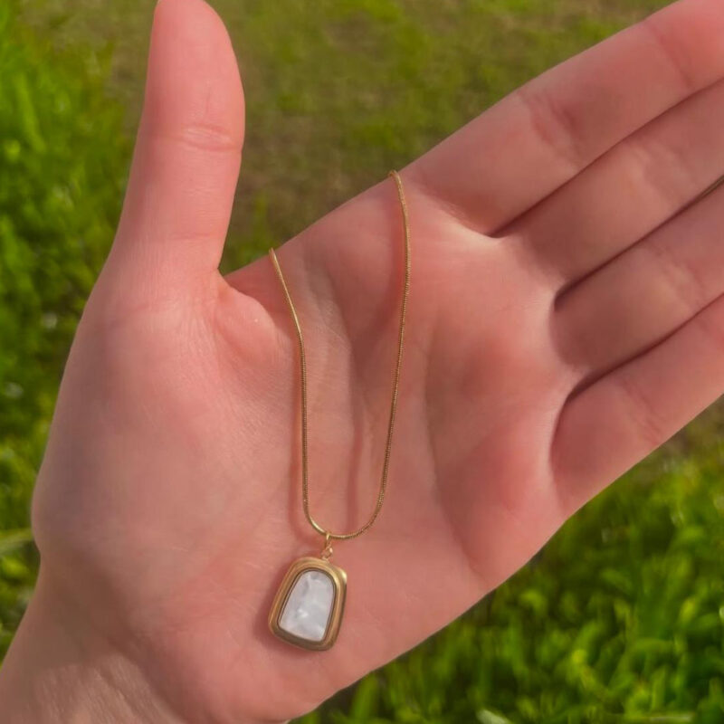 WHITE AND GOLD ELEGANT PENDANT - Image 3