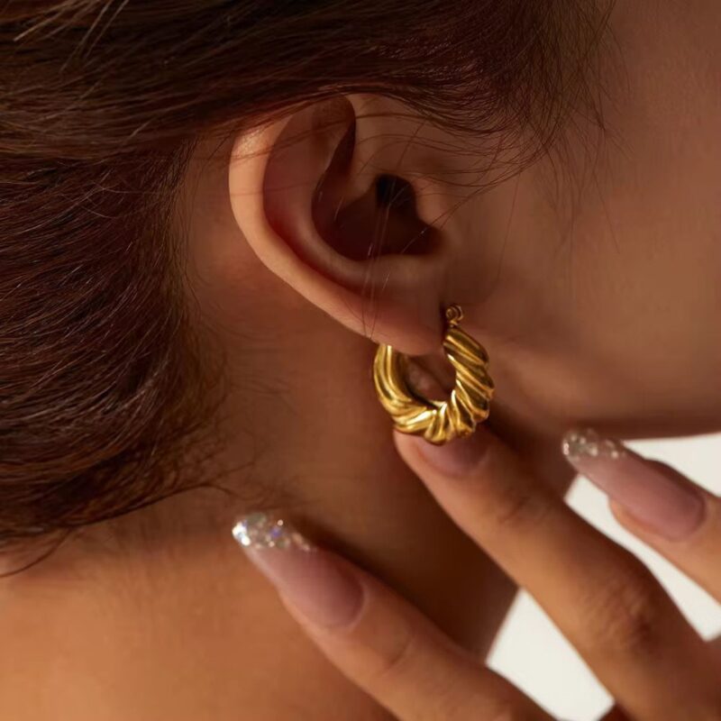 CHUNKY GOLD TWIST HOOP